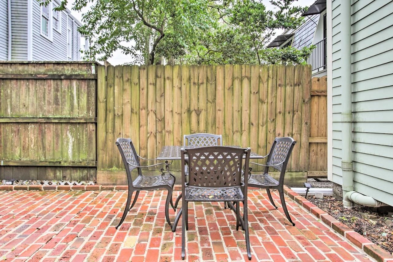 Inviting Uptown Apt: Perfect Location!