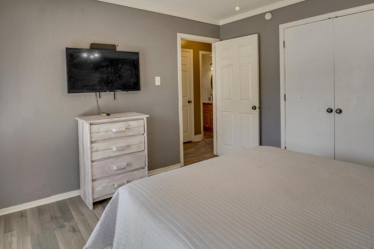 Holiday home W/ Backyard Near French Quarter *