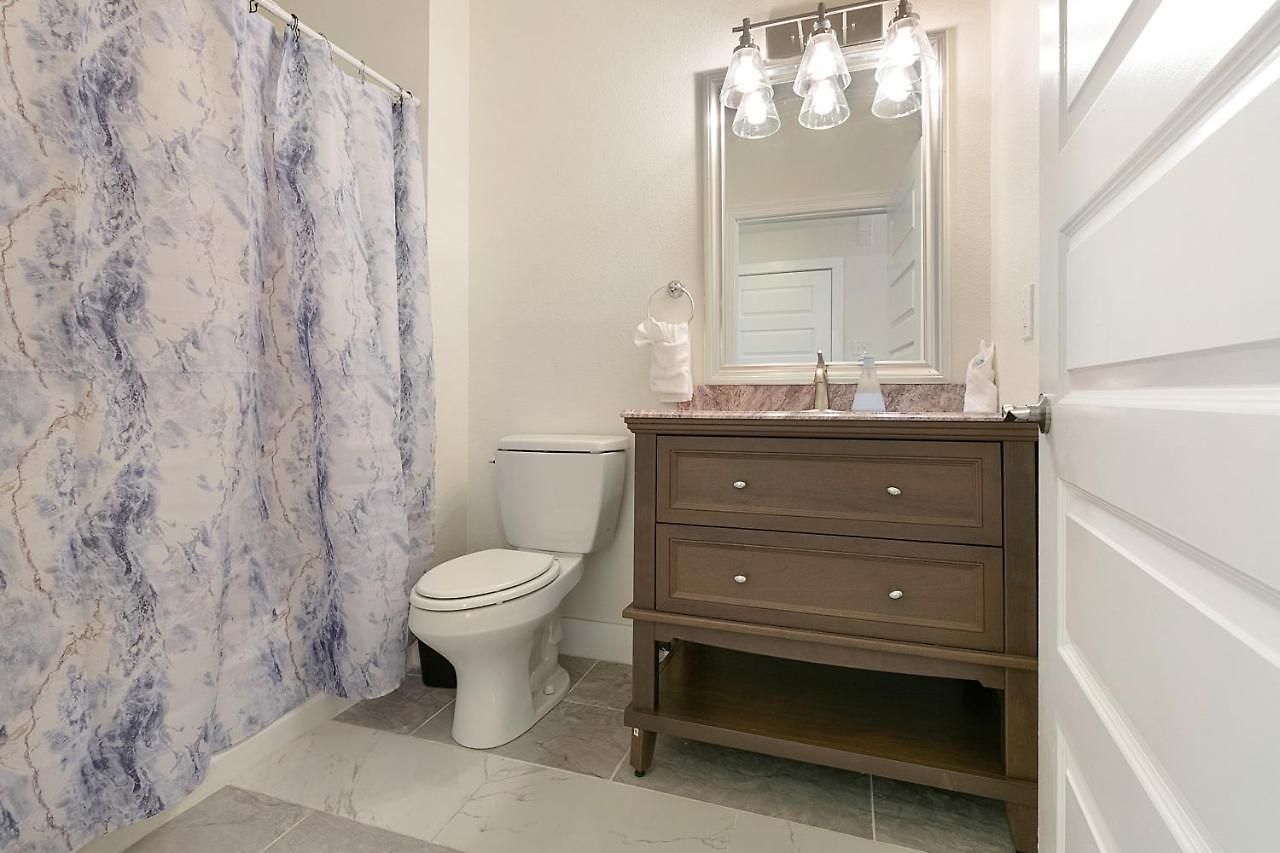 Stunning Near French Quarter Apartment *