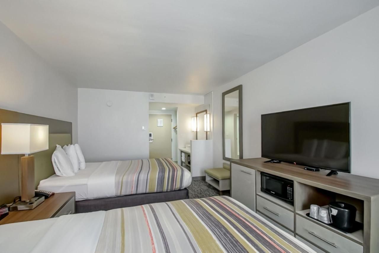 Country & By Radisson, I-10 East, La Hotel