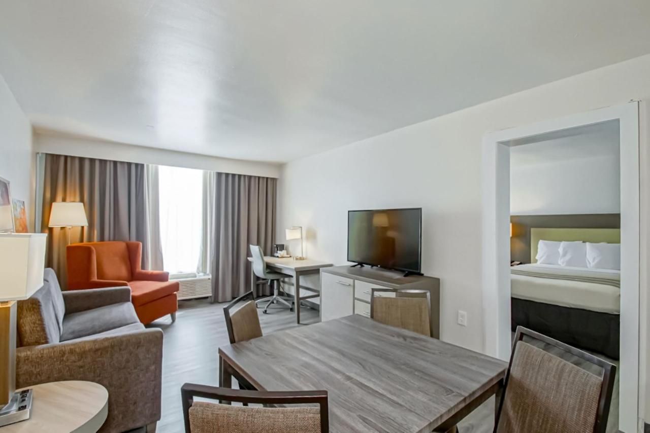 Country & By Radisson, I-10 East, La Hotel 3*