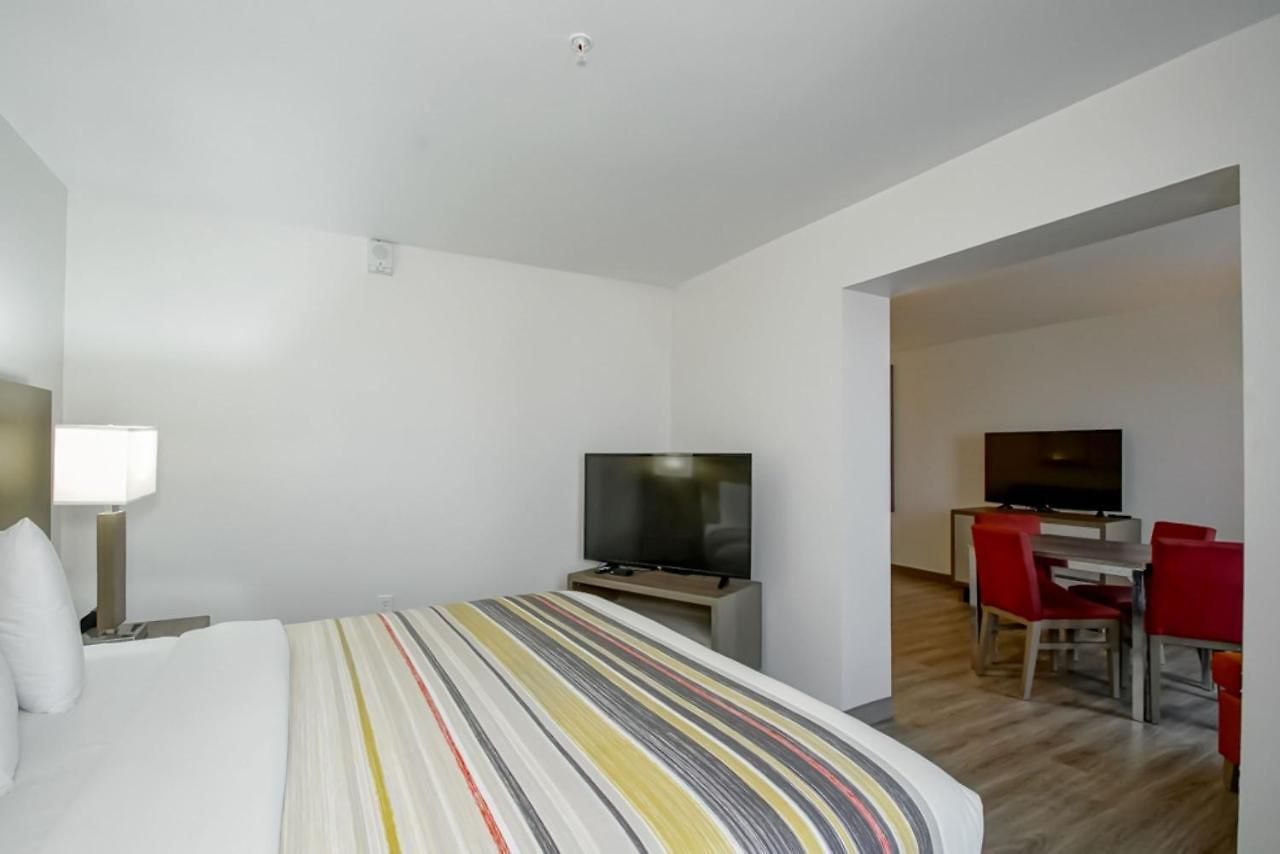 Country & By Radisson, I-10 East, La Hotel 3*