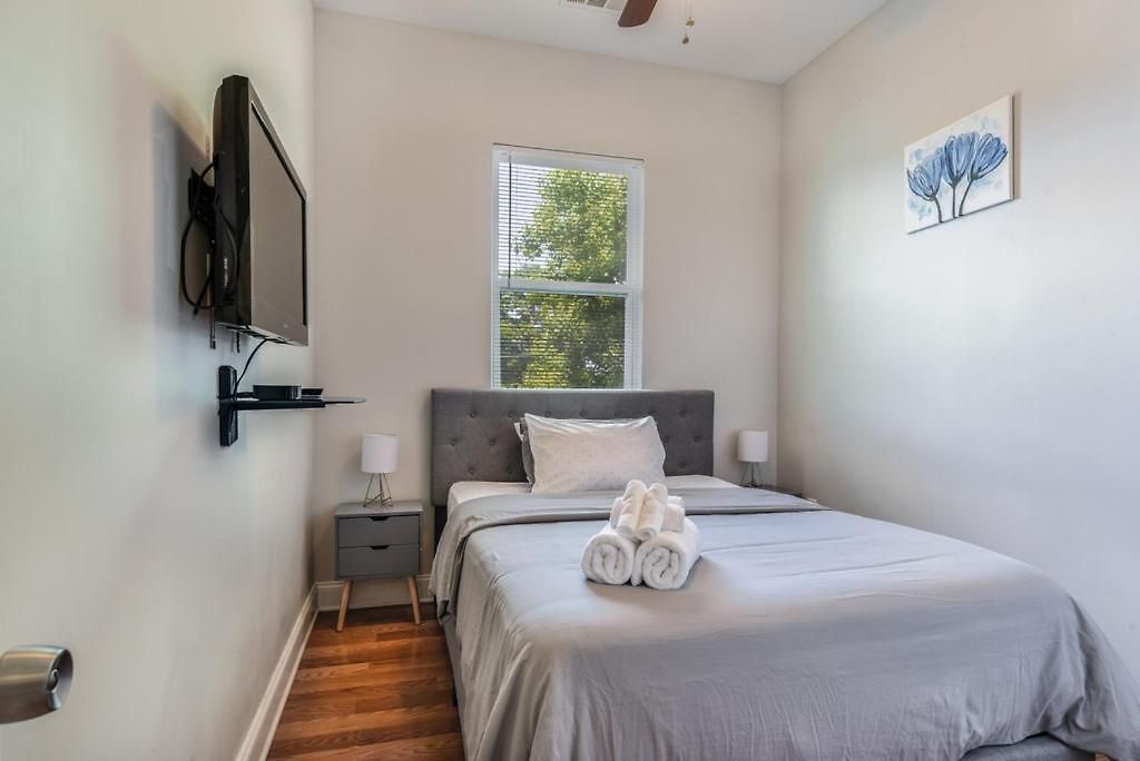 Apartment Contemporary, Nestled In The Heart Of The City! *