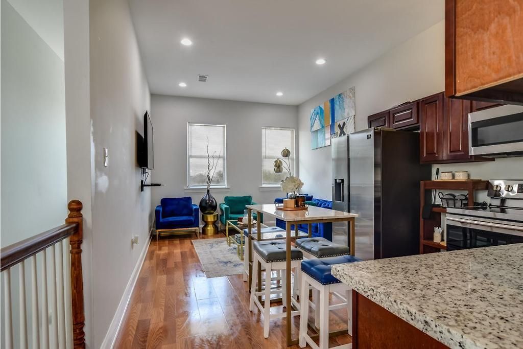Apartment Contemporary, Nestled In The Heart Of The City! *