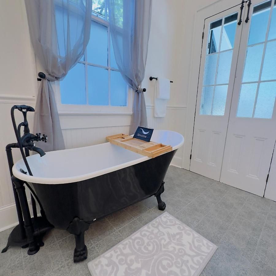 The Historic Bourbon Walk To French Quarter Guest house 3*