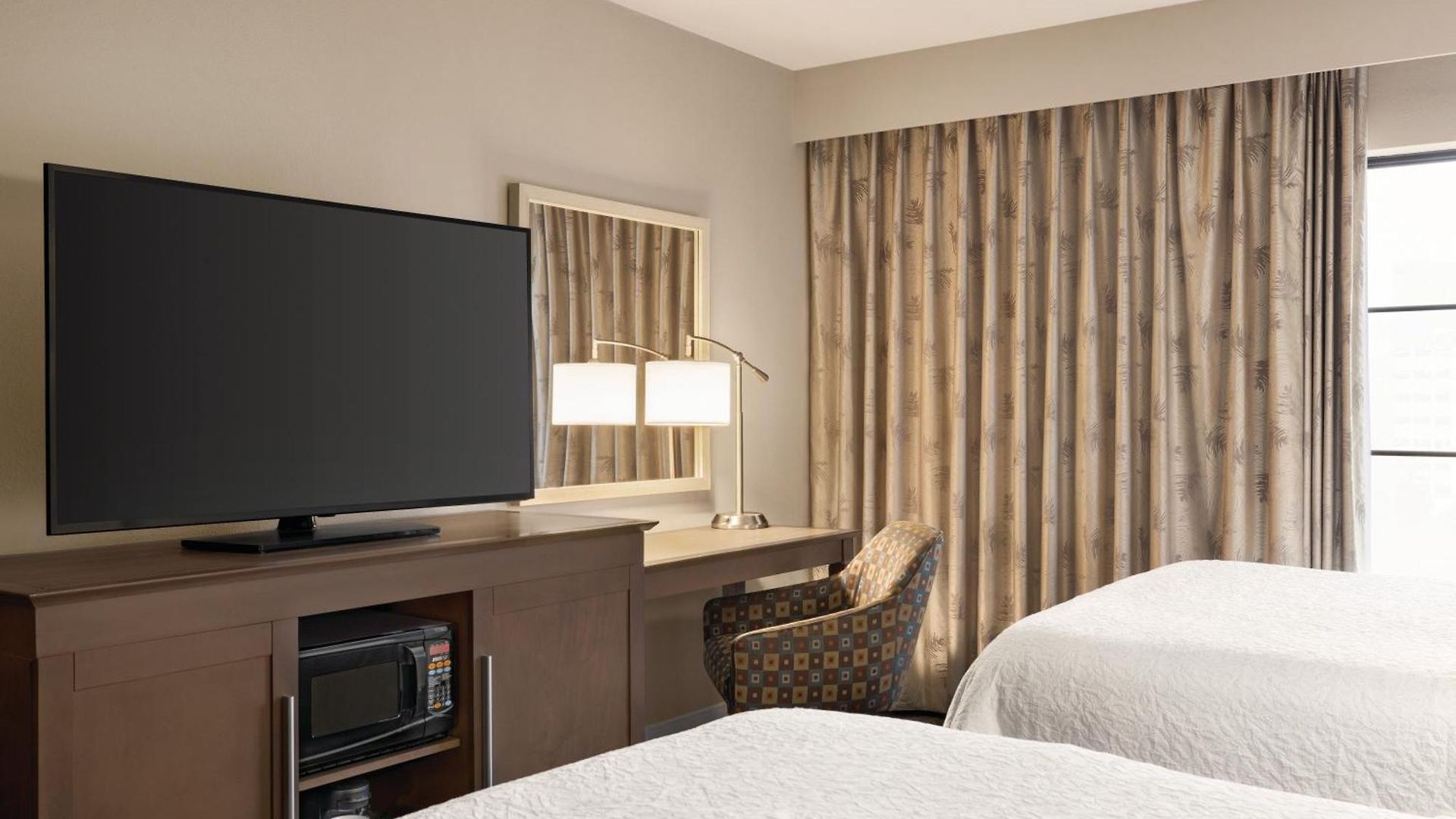 Hampton And Convention Center Hotel 3*