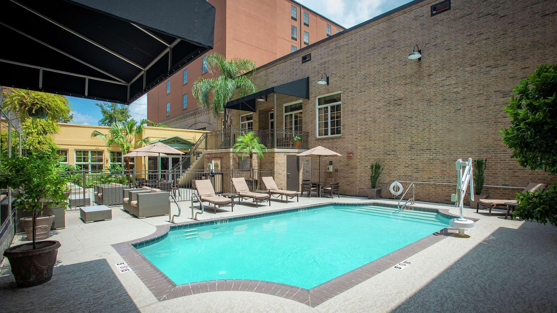 Hampton And Convention Center 3*