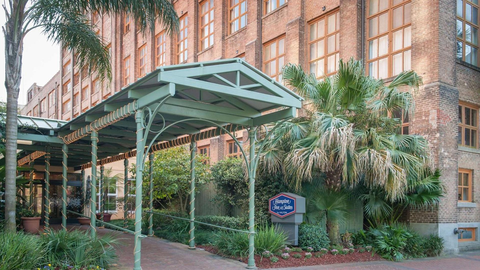 Hampton And Convention Center Hotel 3*