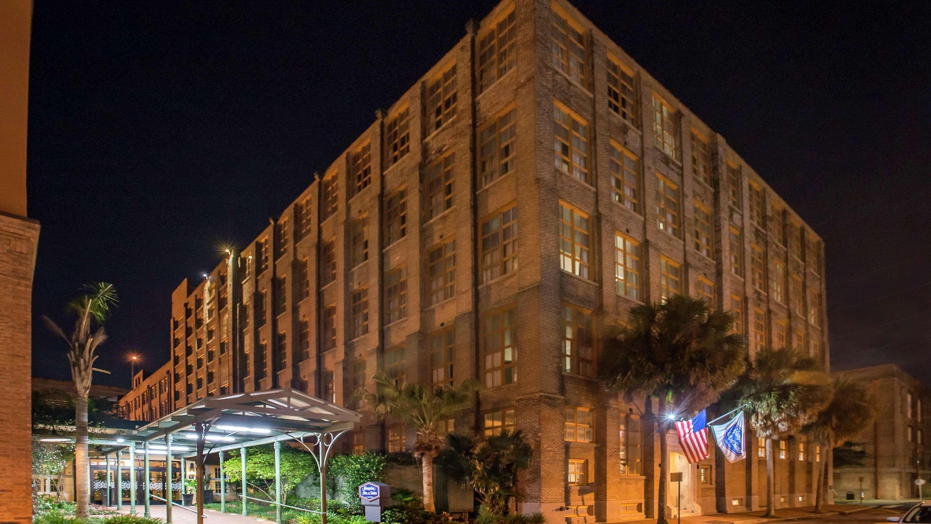 Hampton And Convention Center 3*