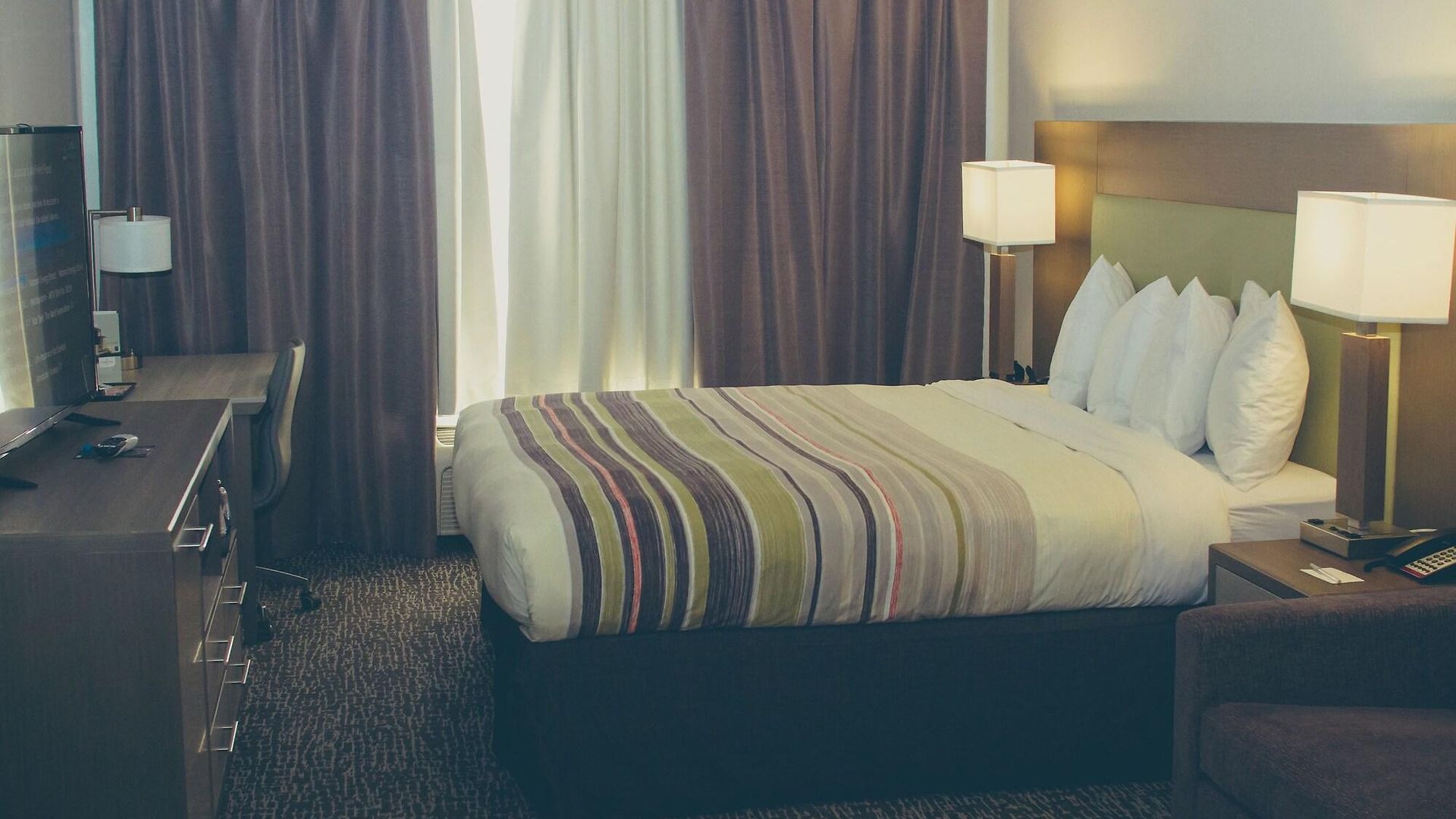 Country & By Radisson, I-10 East, La Hotel 3*