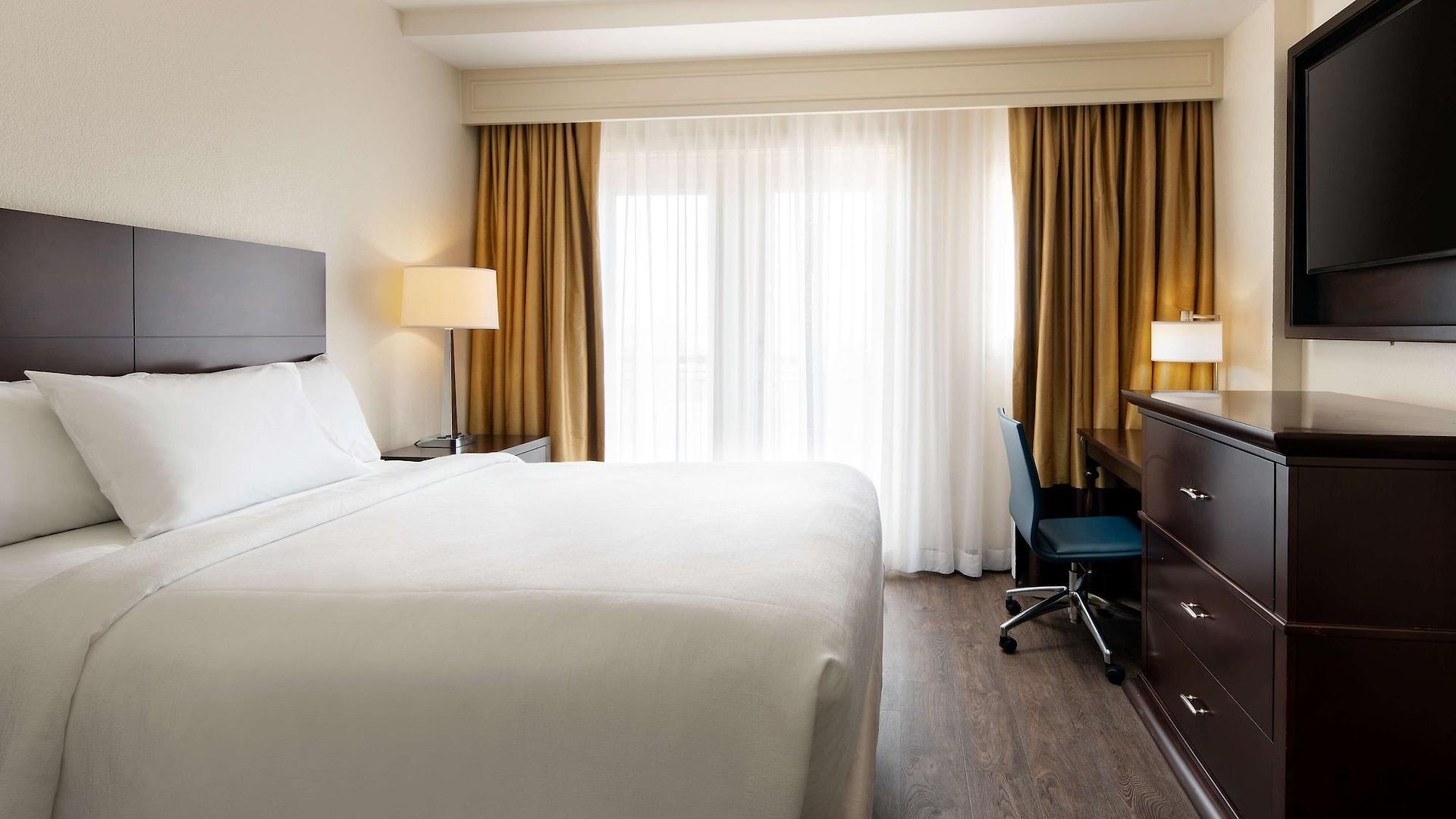 Hotel Embassy By Hilton Convention Center 3*