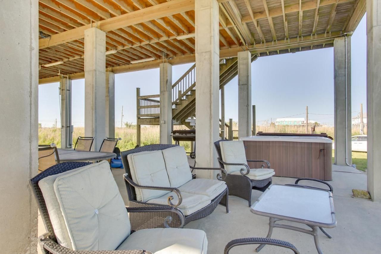Lakefront Nola W/ Hot Tub & Views! Holiday home