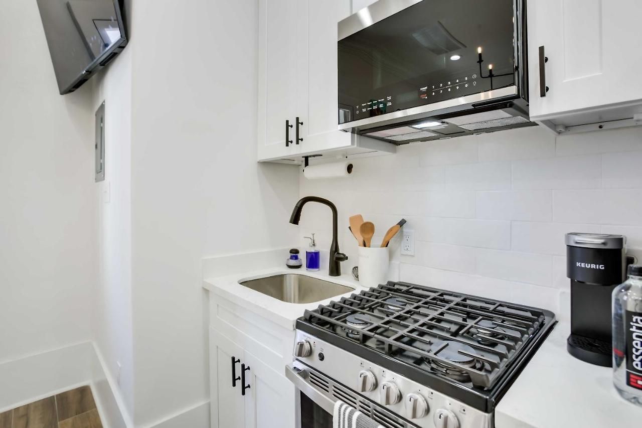 Apartment Modern On Bourbon Street!