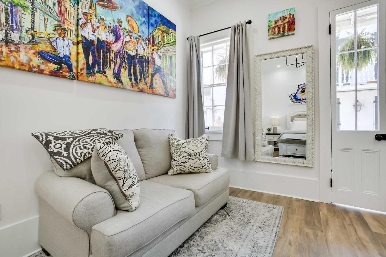 Modern On Bourbon Street! Apartment