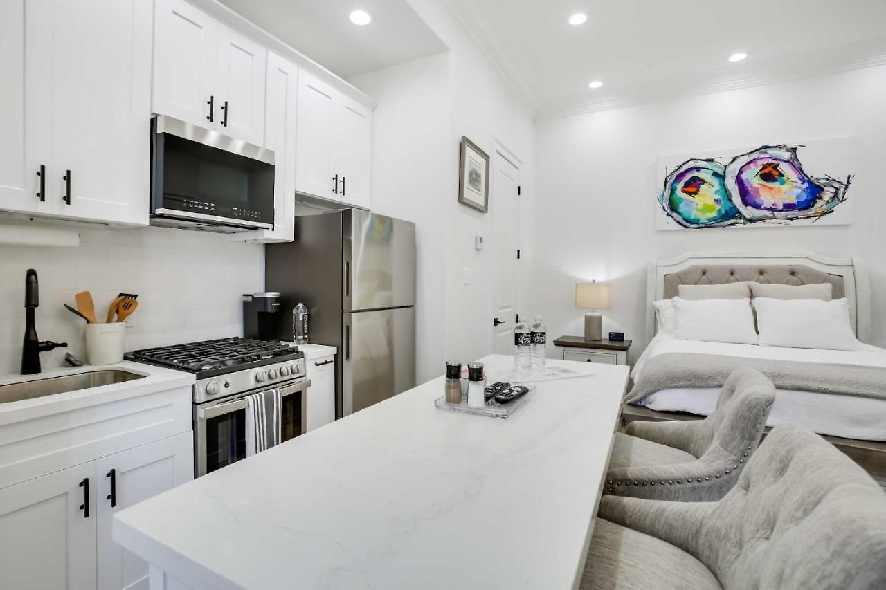 Apartment Modern On Bourbon Street!