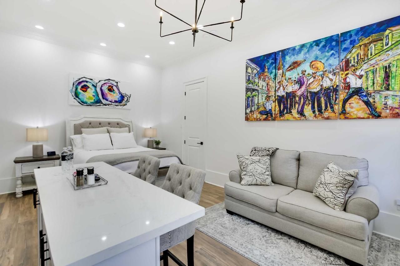 Apartment Modern On Bourbon Street! *