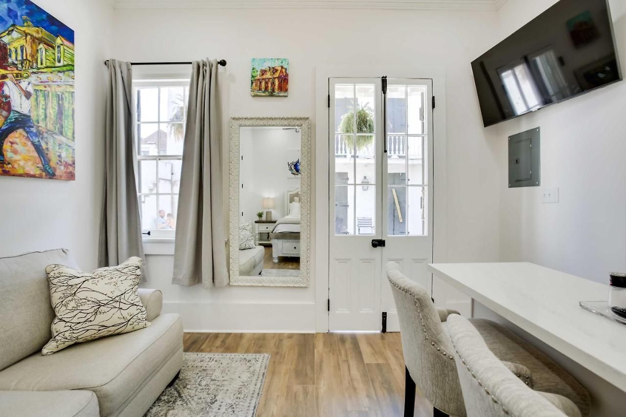 Apartment Modern On Bourbon Street! New Orleans