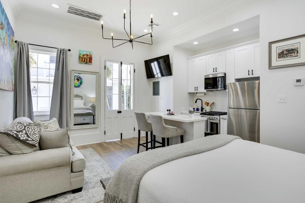 Apartment Modern On Bourbon Street! *