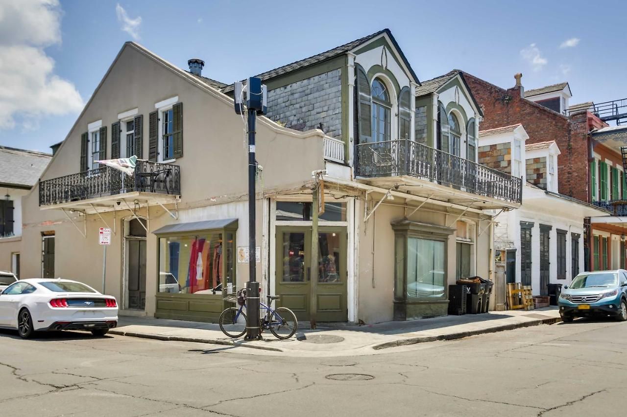 Apartment Modern On Bourbon Street!