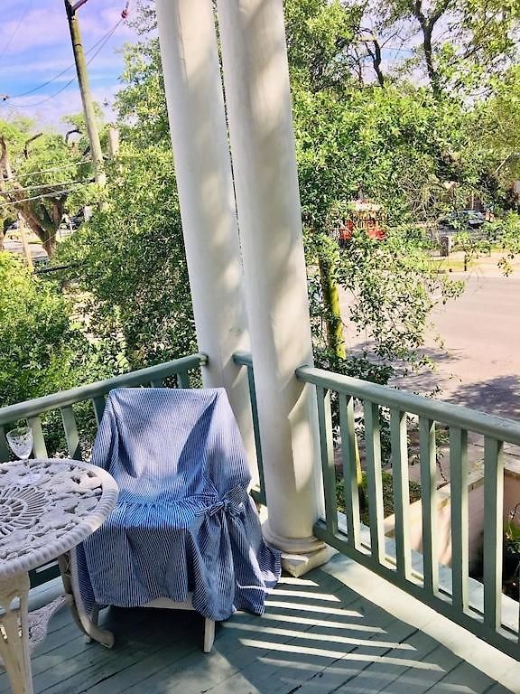 4br 3 Ba Huge, Balcony, Cemetery, Streetcar Sleeps 8!