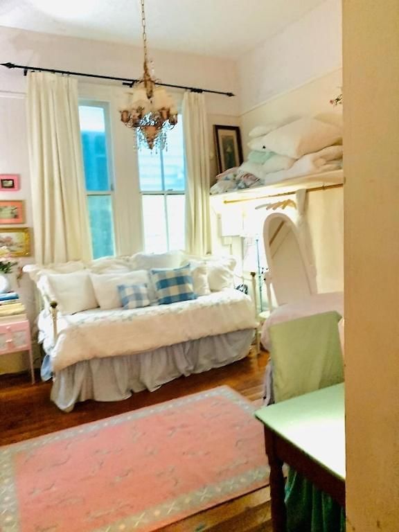 Holiday home 4br 3 Ba Huge, Balcony, Cemetery, Streetcar Sleeps 8!