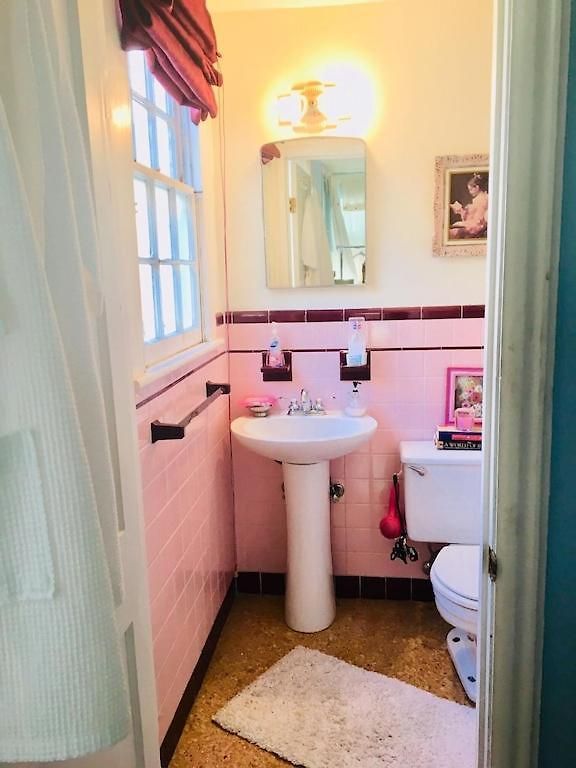 Holiday home 4br 3 Ba Huge, Balcony, Cemetery, Streetcar Sleeps 8!