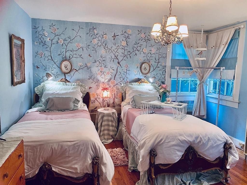 Holiday home 4br 3 Ba Huge, Balcony, Cemetery, Streetcar Sleeps 8! *