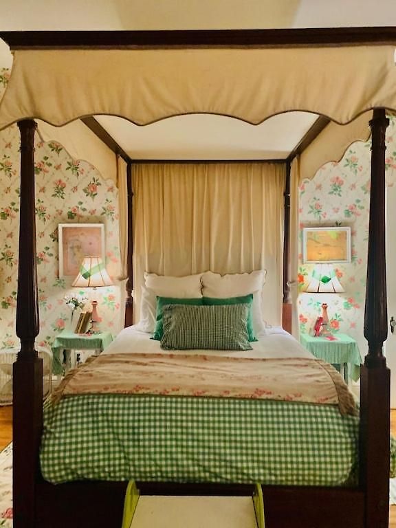 4br 3 Ba Huge, Balcony, Cemetery, Streetcar Sleeps 8!