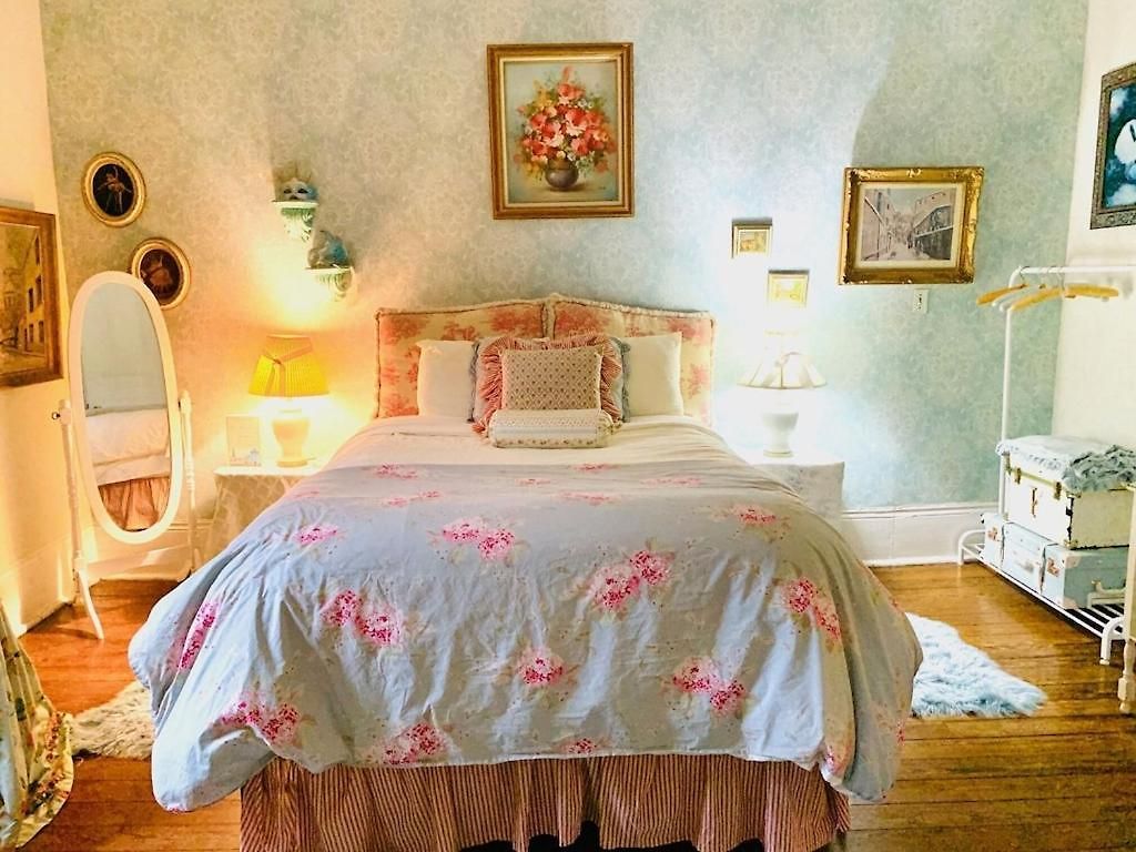 Holiday home 4br 3 Ba Huge, Balcony, Cemetery, Streetcar Sleeps 8!