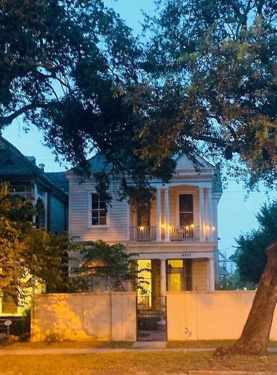 4br 3 Ba Huge, Balcony, Cemetery, Streetcar Sleeps 8! Holiday home