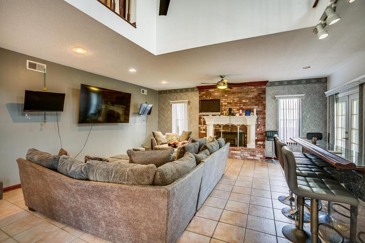 4 Mi To Bourbon St: Spacious Retreat W/ Wet Bar! Holiday home New Orleans
