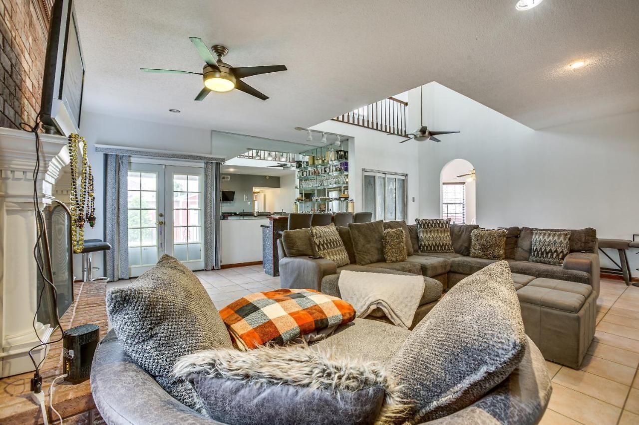 4 Mi To Bourbon St: Spacious Retreat W/ Wet Bar! Holiday home *