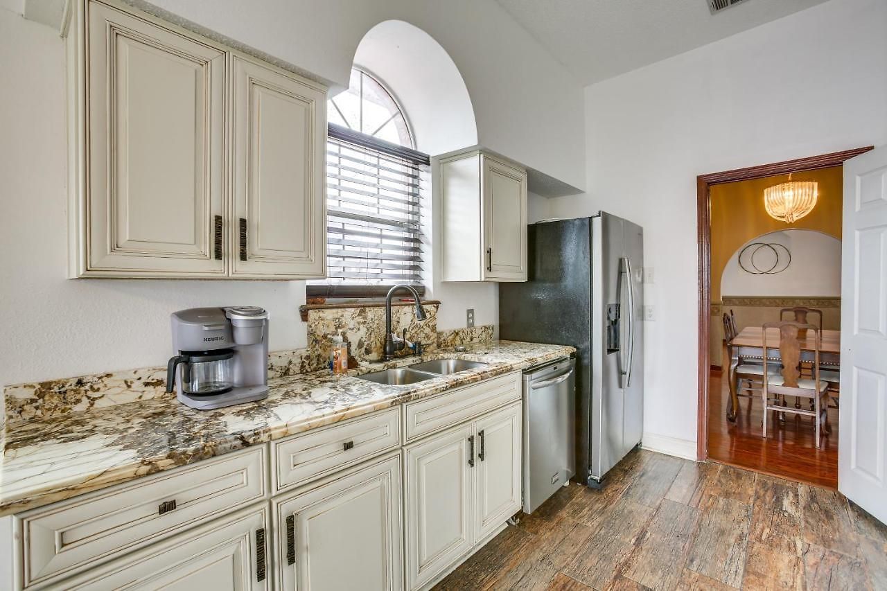 4 Mi To Bourbon St: Spacious Retreat W/ Wet Bar! Holiday home *