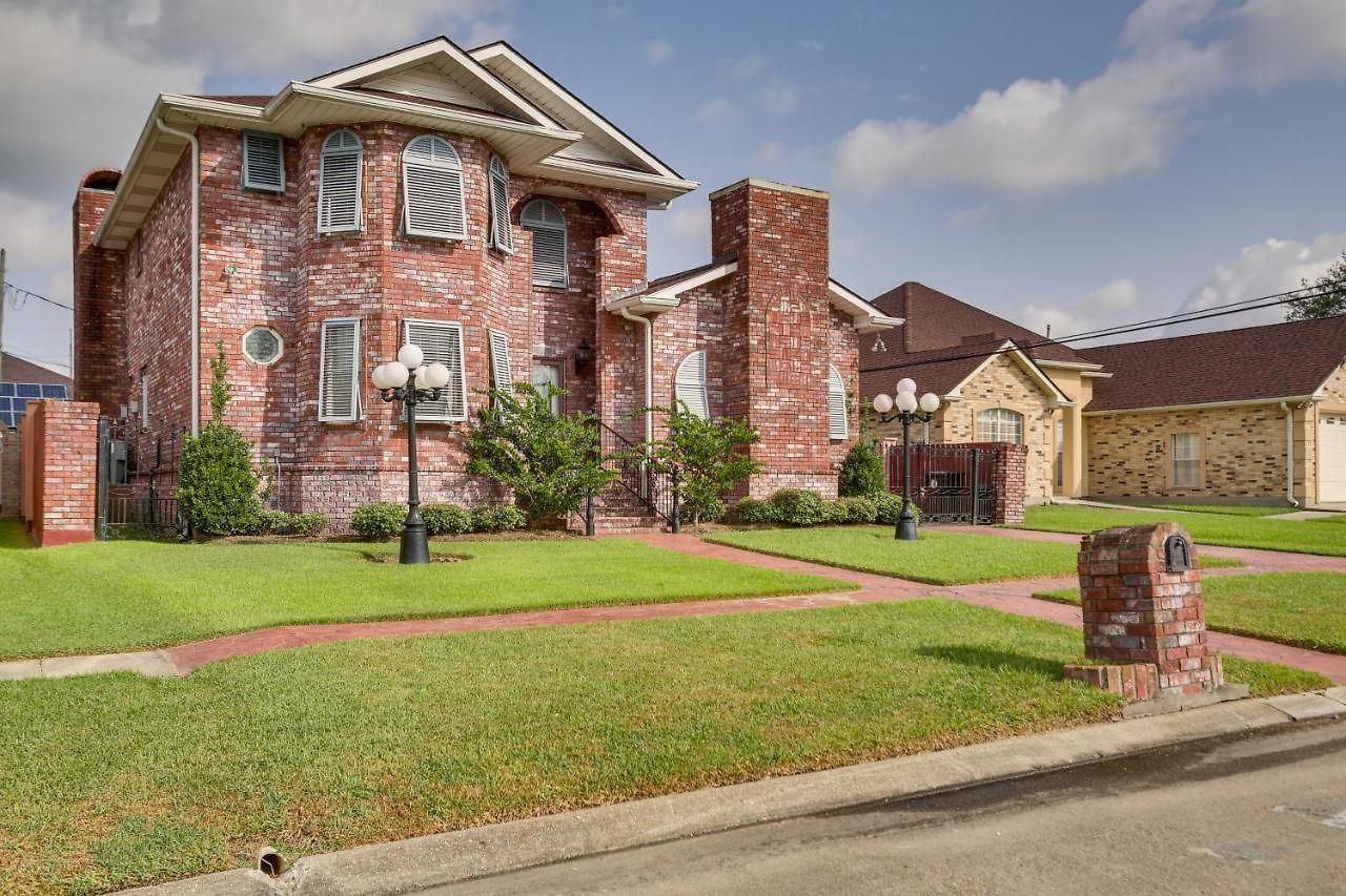 4 Mi To Bourbon St: Spacious Retreat W/ Wet Bar!