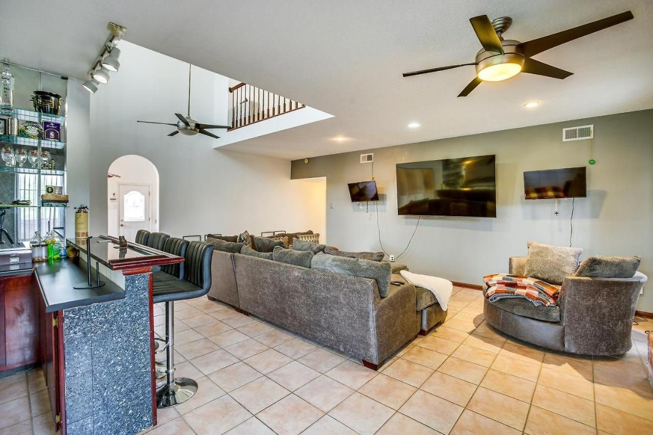 Holiday home 4 Mi To Bourbon St: Spacious Retreat W/ Wet Bar!
