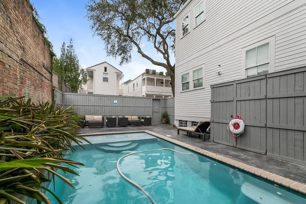 With 3 Bedrooms Near St. Charles With A Pool Apartment