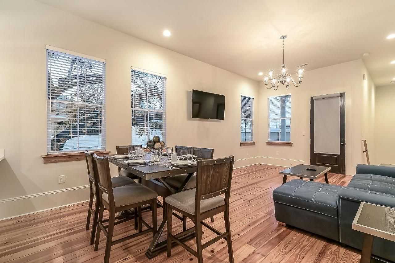 With 3 Bedrooms Near St. Charles With A Pool *