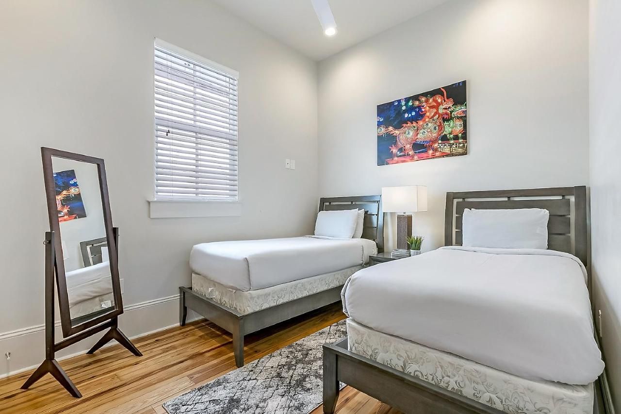 With 3 Bedrooms Near St. Charles With A Pool Apartment *