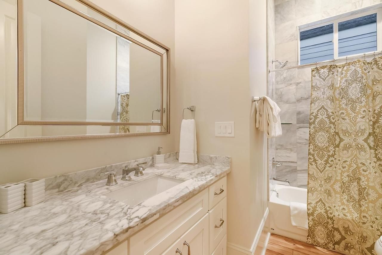 Apartment With 3 Bedrooms Near St. Charles With A Pool