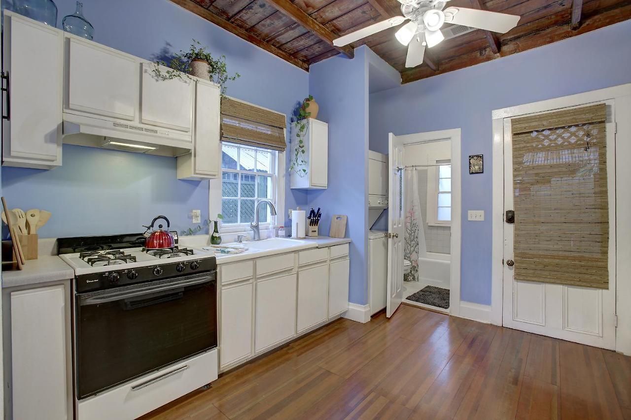 Burgundy - Just Steps To Both The French Quarter & Frenchman St! Holiday home