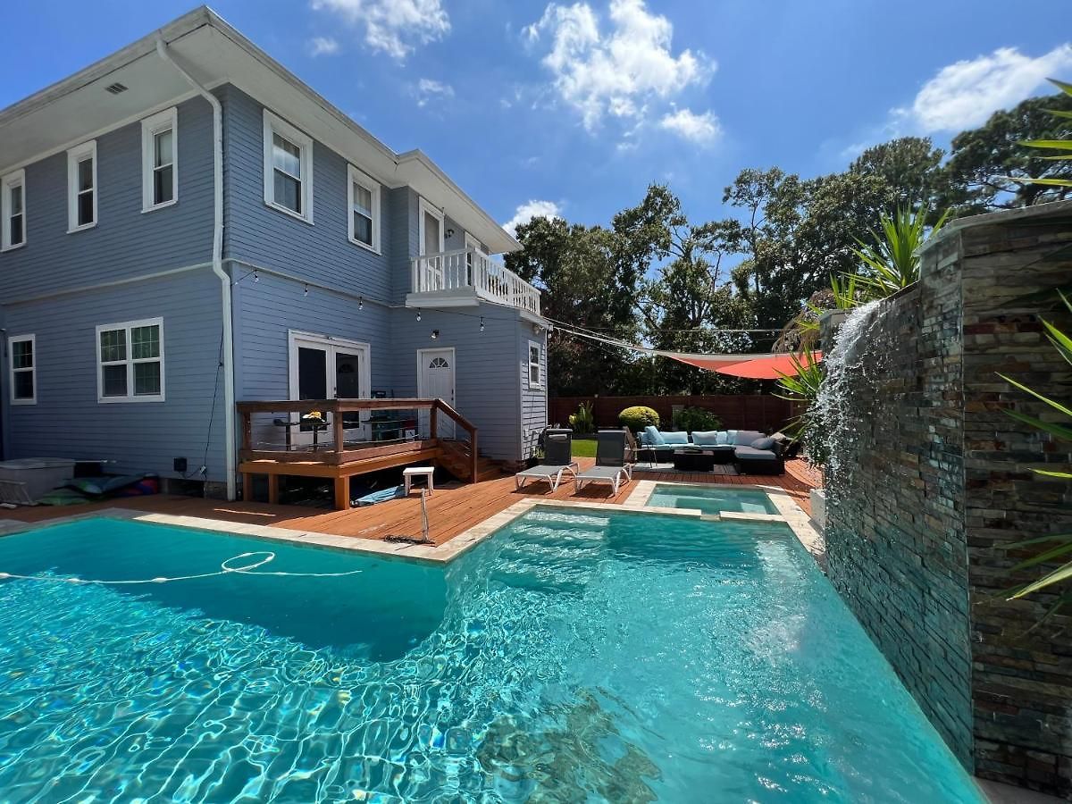 Grandcraftsman Style With Pool And Hot Tub/ Center To Of New Orleans