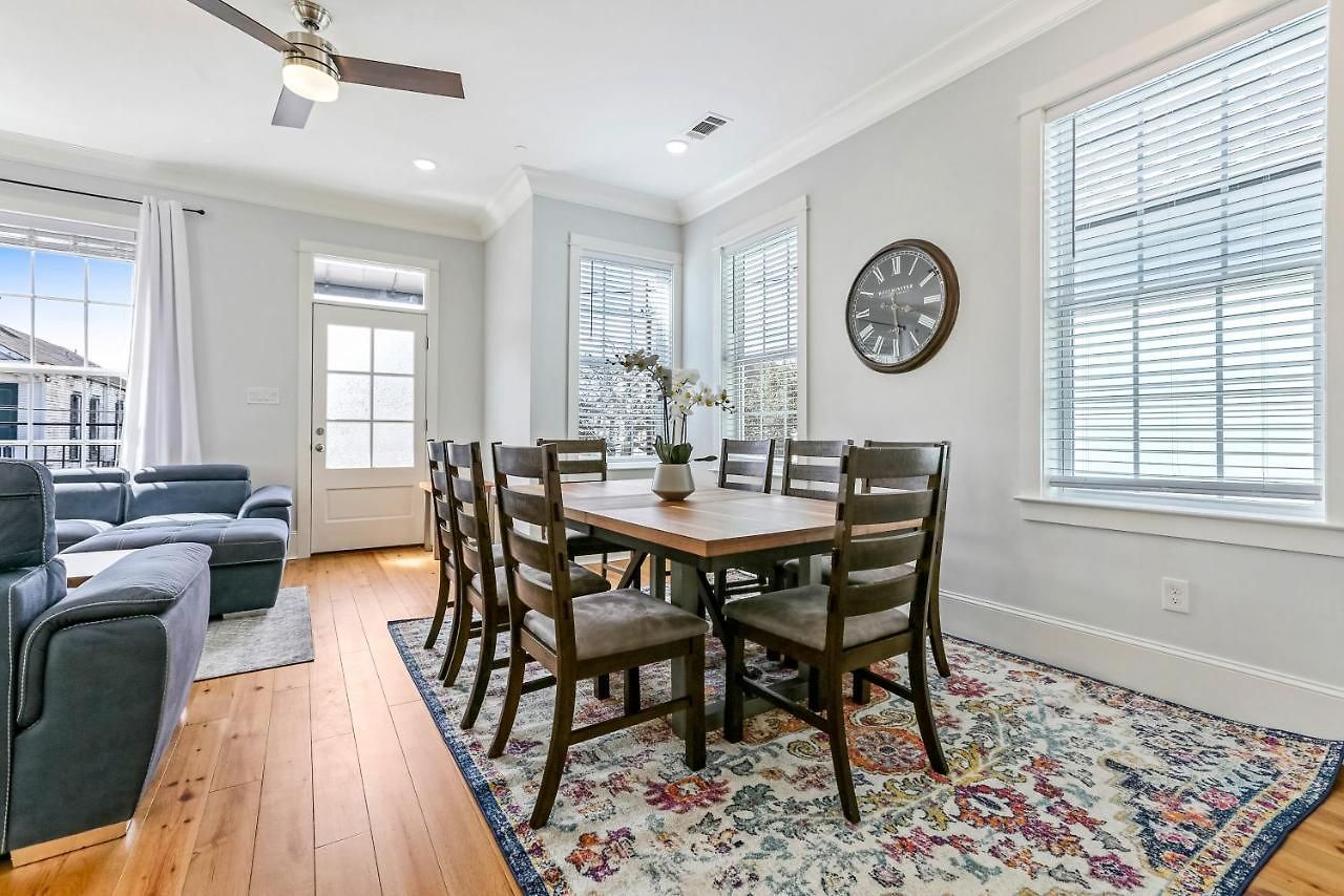 Spacious 5br Urban Retreat W Balcony & Pool Apartment