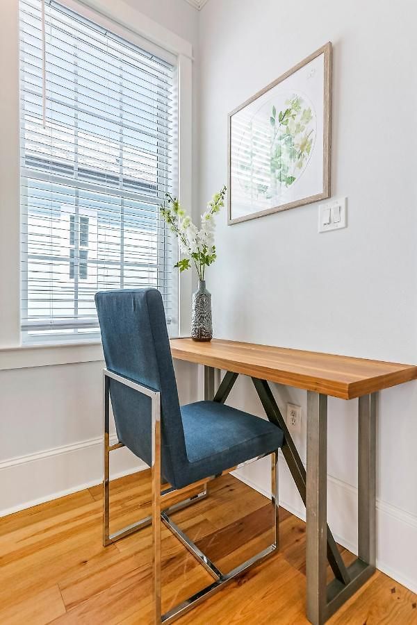 Spacious 5br Urban Retreat W Balcony & Pool Apartment