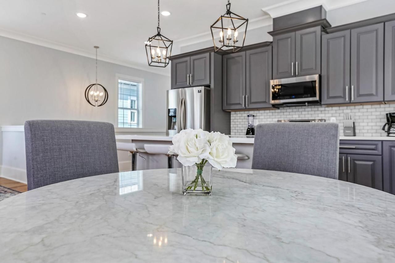Spacious 5br Urban Retreat W Balcony & Pool Apartment New Orleans