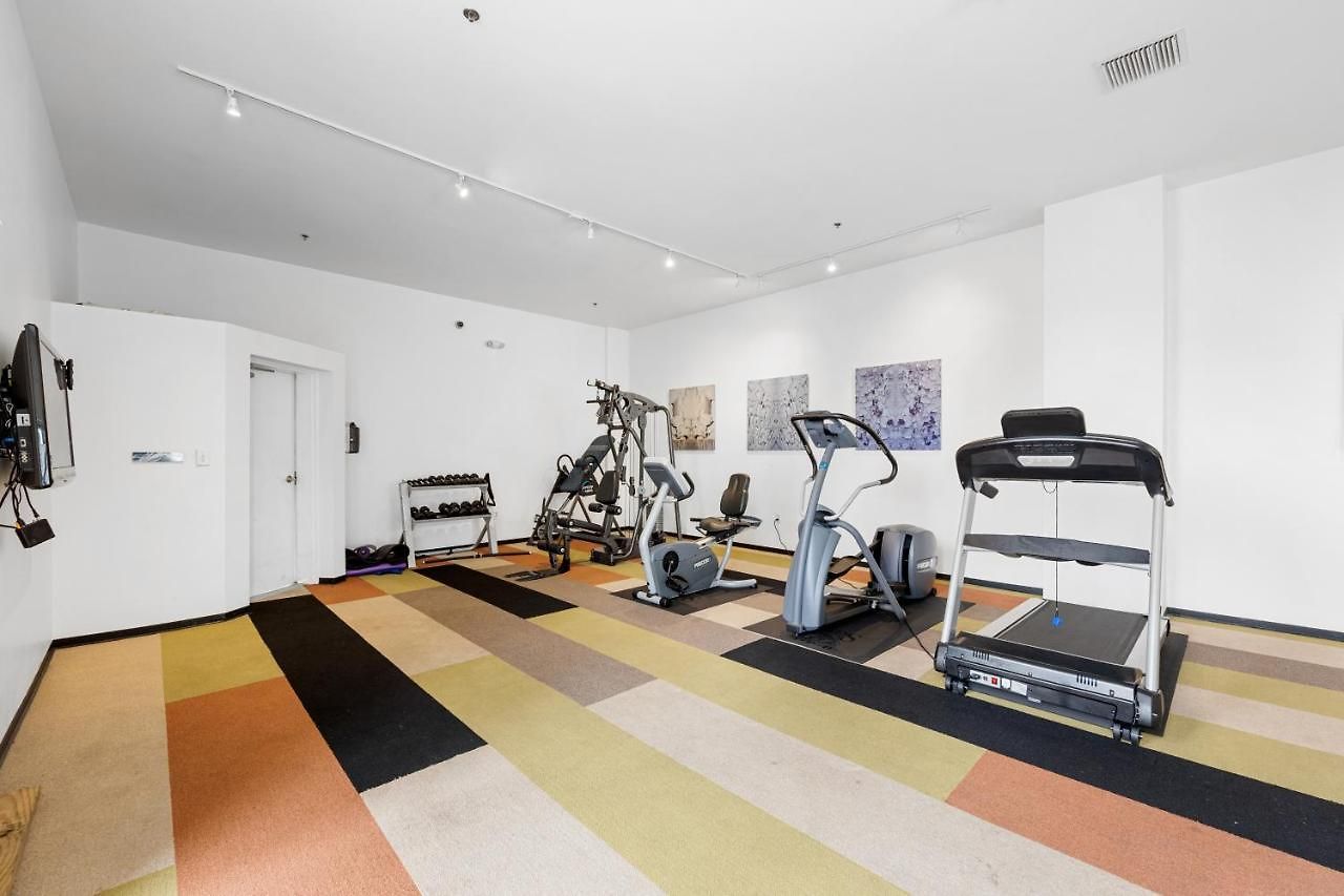 Modern Downtown Condo W Rooftop Gym