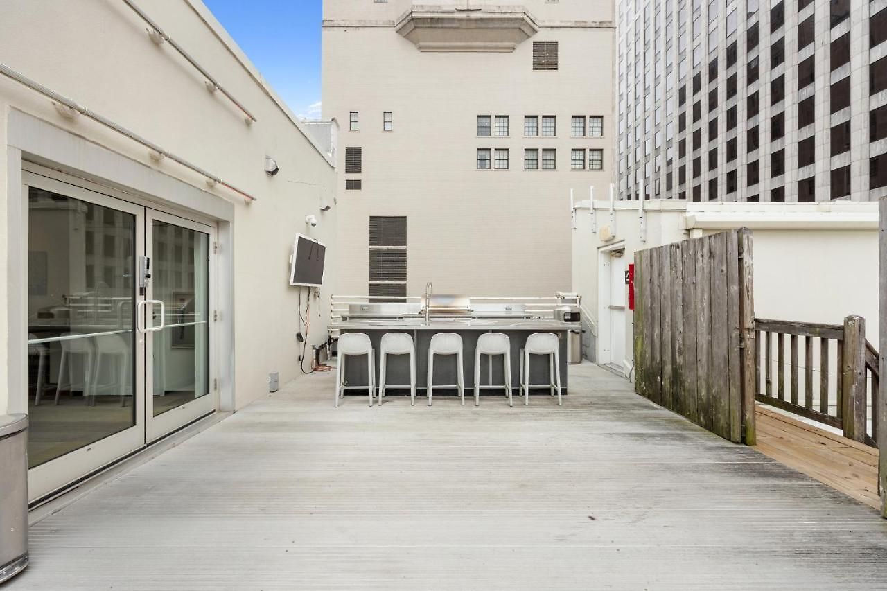 Modern Downtown Condo W Rooftop Gym Holiday home *