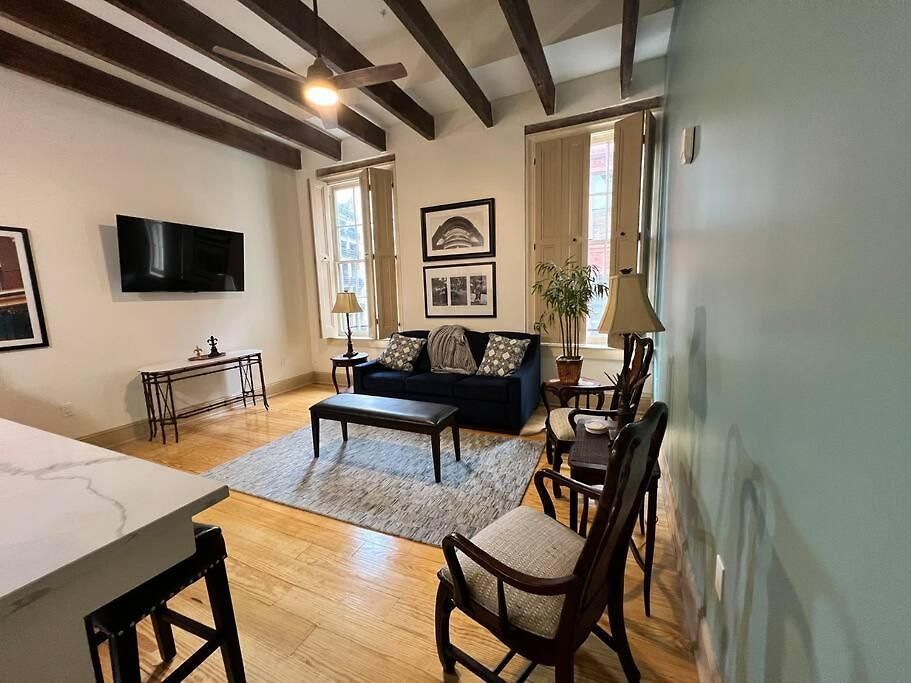 Chic Two-bedroom On Camp St, *