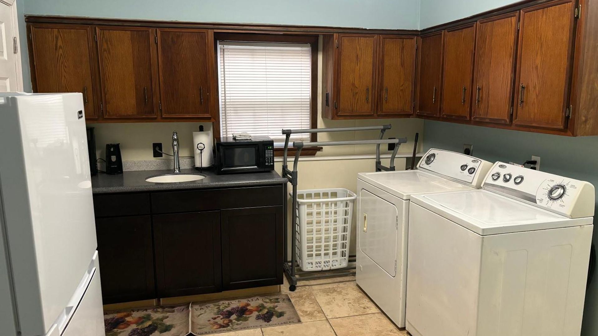 Apartment Cozy 2-bedroom Unit In Beautiful With Wifi, Ac
