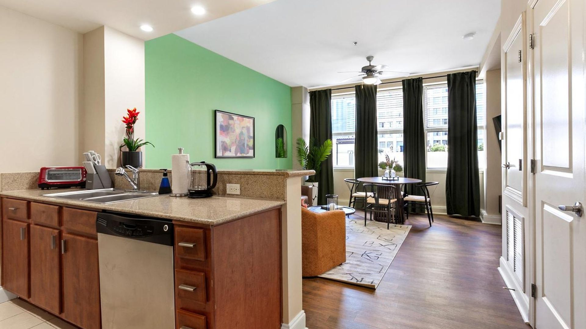 Spacious Modern Near French Quarter *