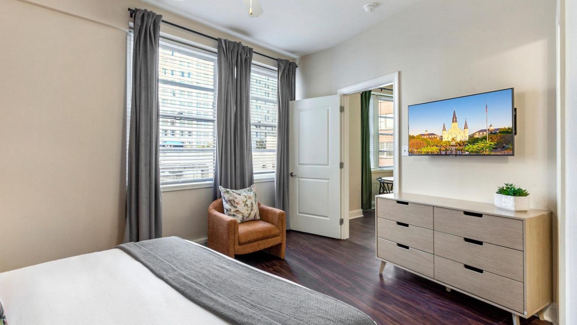 Spacious Modern Near French Quarter Apartment *